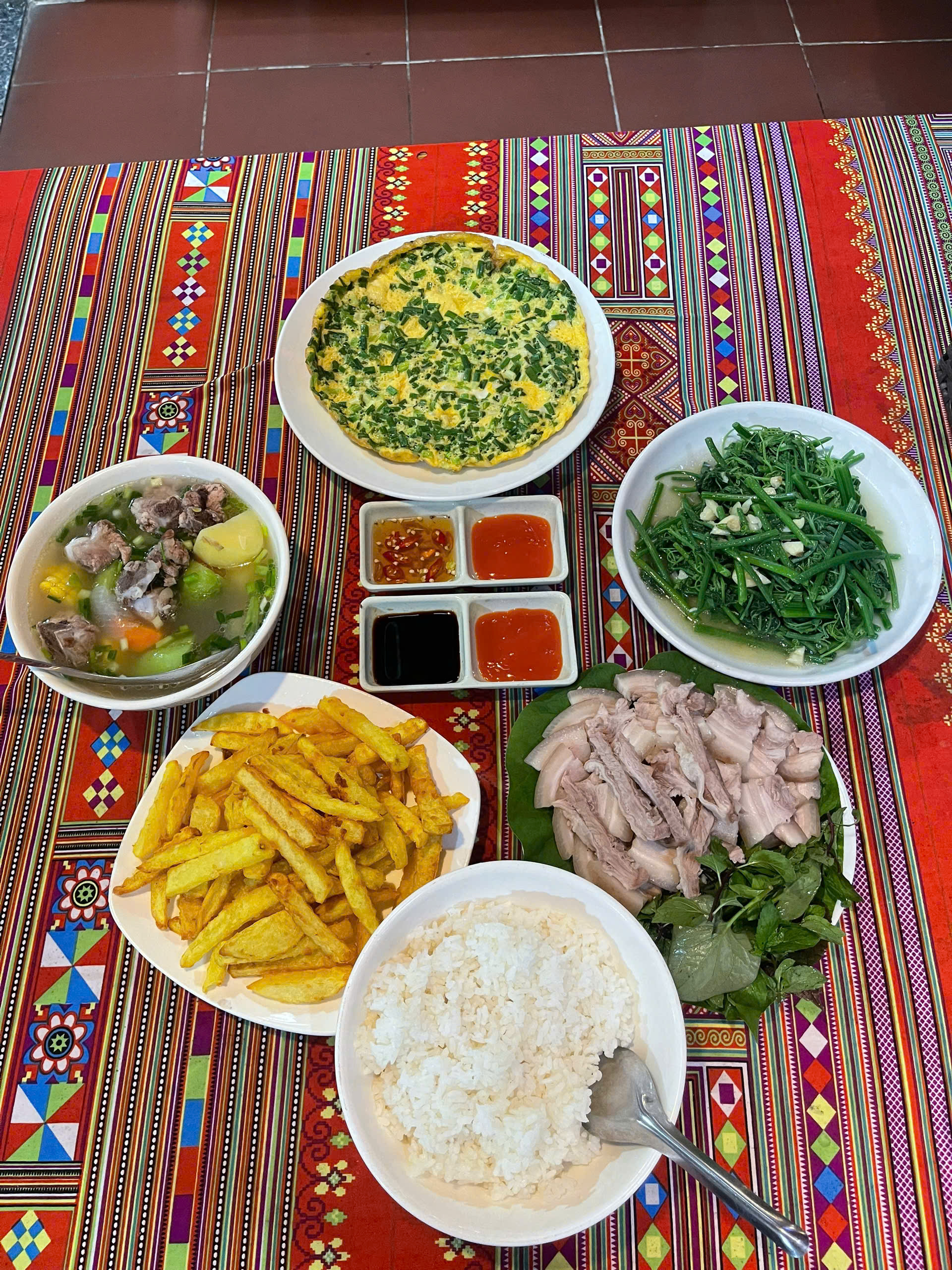 Mâm cơm thật tại O'Chau Meo Vac Homestay
